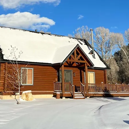 Beautiful Oakley Cabin With Private Hot Tub And Views!